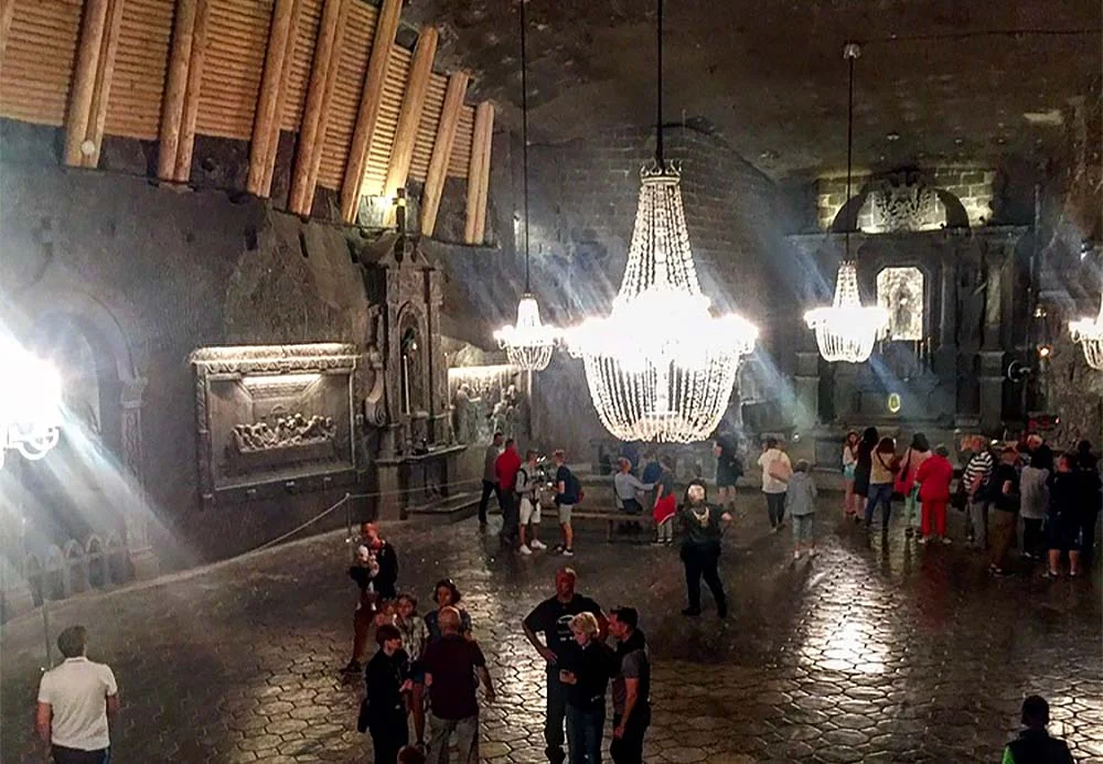 JULI: Vi var nede i de 700 år gamle saltgruvene utenfor Krakow. Fascinerende sted! 😊 Vi var 135 meter under bakken (gruven er over 300 meter dyp), og vi fikk se flere kapeller, statuer, lysekroner og gamle trapper — alt laget av salt. Vi så kulper med saltvann og hvor enn vi snudde oss var det salt. Vegger, tak og til og med flisene på gulvet var laget av ... jepp, salt! Foto: Tenk Koffert