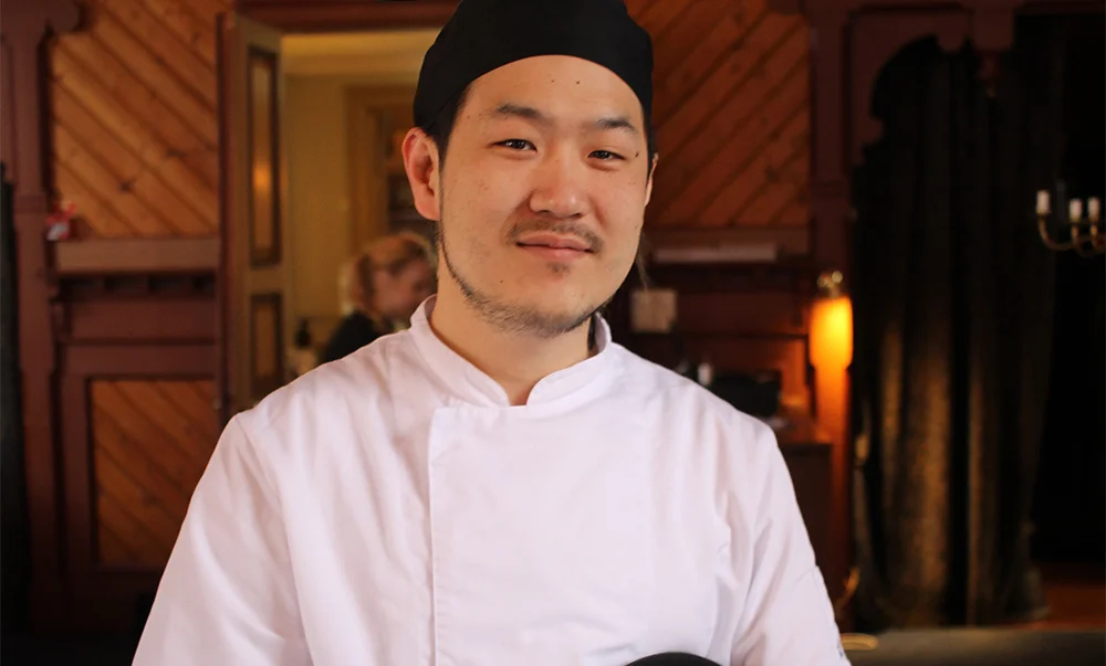 KJØKKENSJEFEN: Alexander Thulin har erfaring fra både Michelin-restauranter og kroer - og alt i mellom. Foto: Tenk Koffert