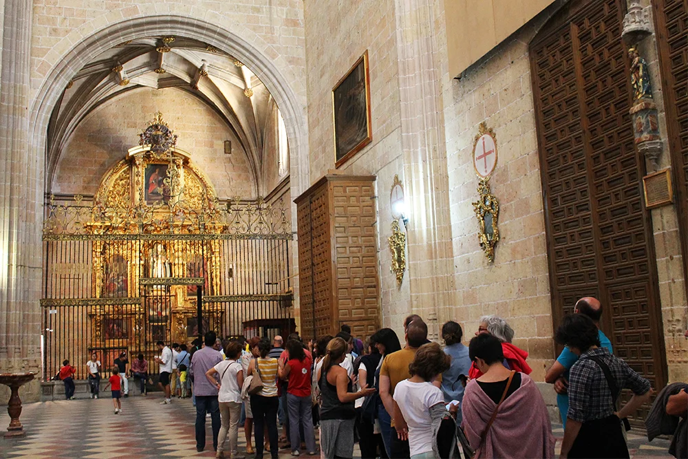 KATEDRALEN I SEGOVIA: Mange turister vil se de forskjellige kunstverkene og skattene inne i kirken. Foto: Tenk Koffert
