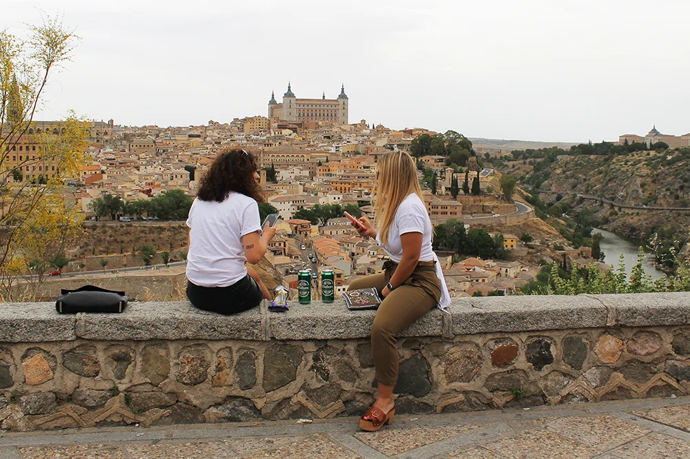 TOLEDO: Disse damene har satt seg ved den fine utsiktsposten rett utenfor Toledo. Her får du fin oversikt over hele den lille, vakre byen. Foto: Tenk Koffert