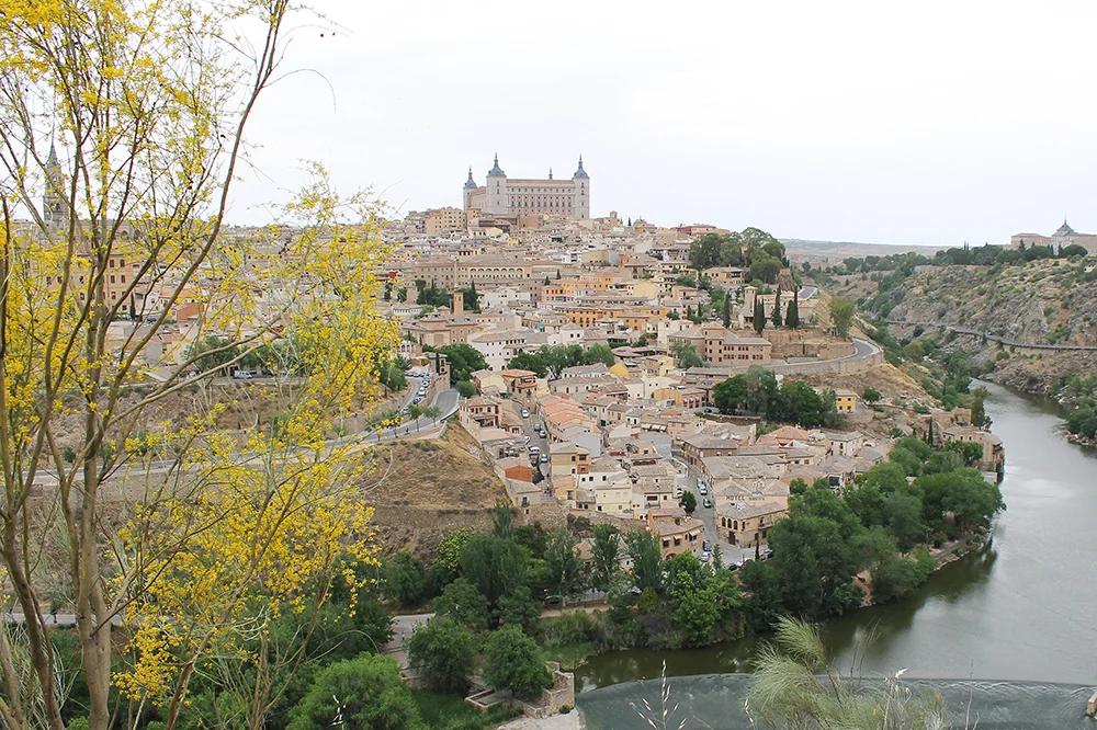 REIS TIL TOLEDO I SPANIA: Ved elven, Tajo, ligger den vakre middelalderbyen, Toledo. Foto: Tenk Koffert