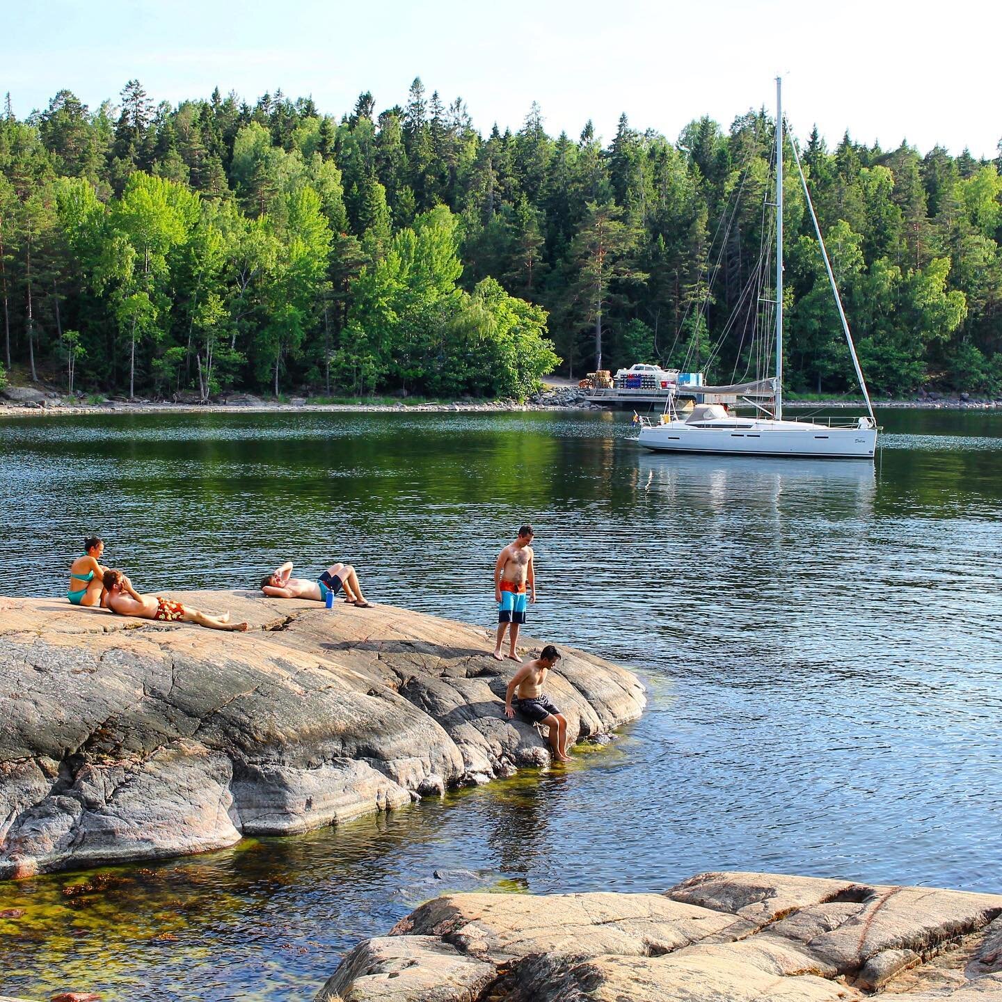 Gratulerer med dagen, Sverige! 💙💛

I dag er det Sveriges nasjonaldag, og det f&aring;r meg til &aring; tenke tilbake p&aring; svensk sommer: Sol og bad, &quot;r&auml;kmacka&quot; med dill til lunsj og &quot;jordgubbskr&auml;m&quot; til dessert. Og 