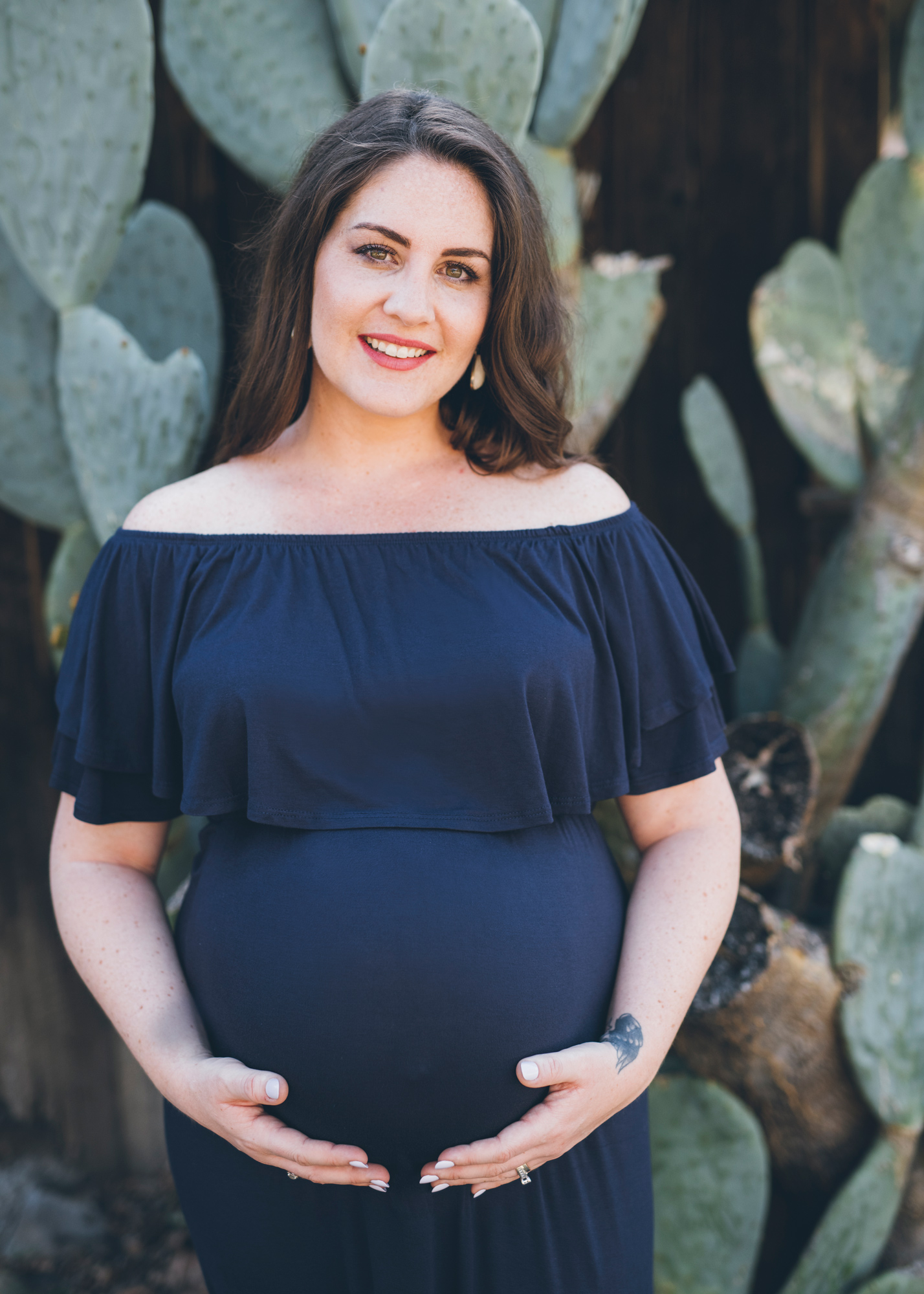 maternity-photograph-of-a-woman-in-front-of-a-green-cactus.jpg