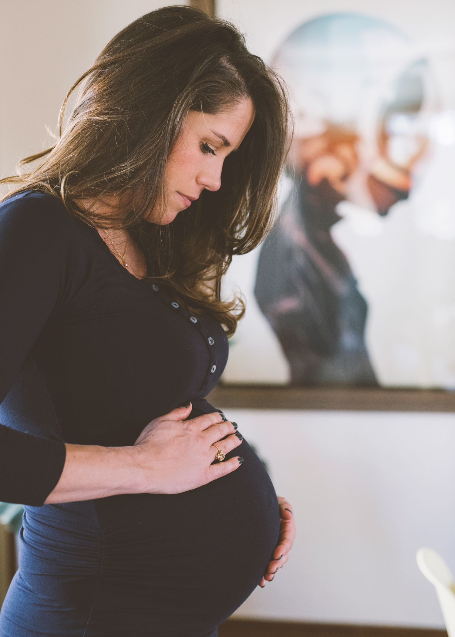 maternity-portrait-of-a-woman-in-front-of-a-painting.jpg