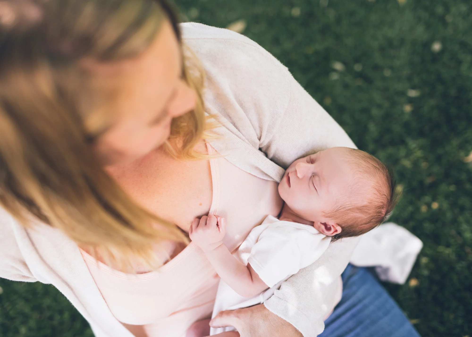 portrait-of-a-newborn-baby-girl-from-above.jpg