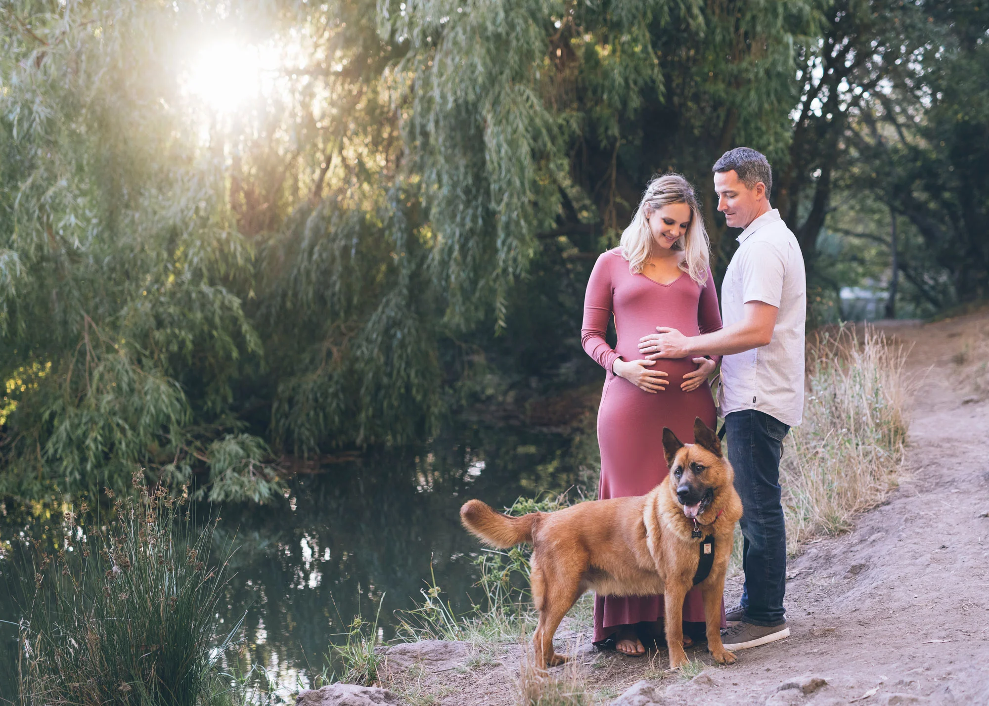 maternity-couple-with-their-dog-at-the-tilden-park.jpg