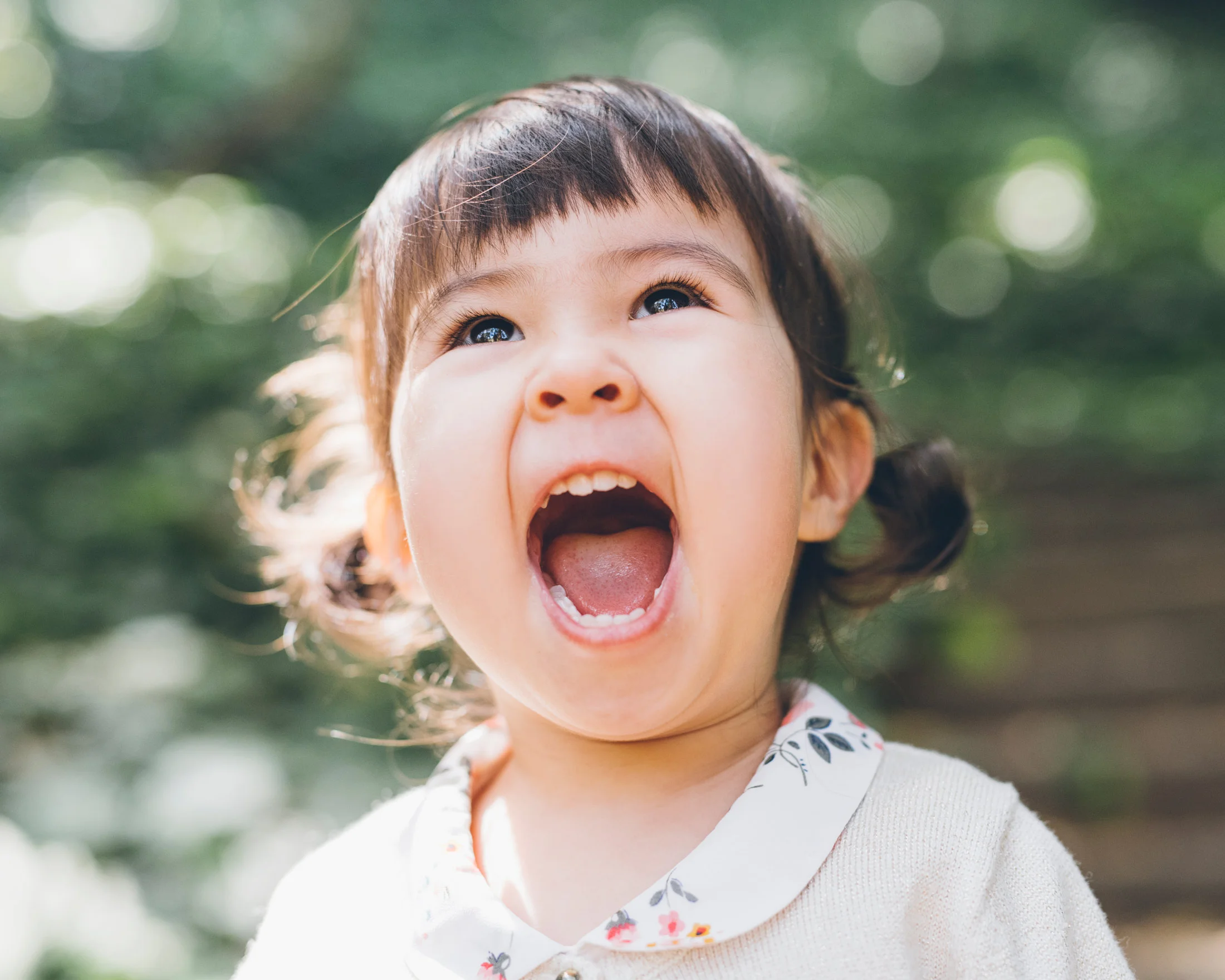 bay-area-family-photographer-captures-a-toddler-girl-with-a-huge-smile.jpg