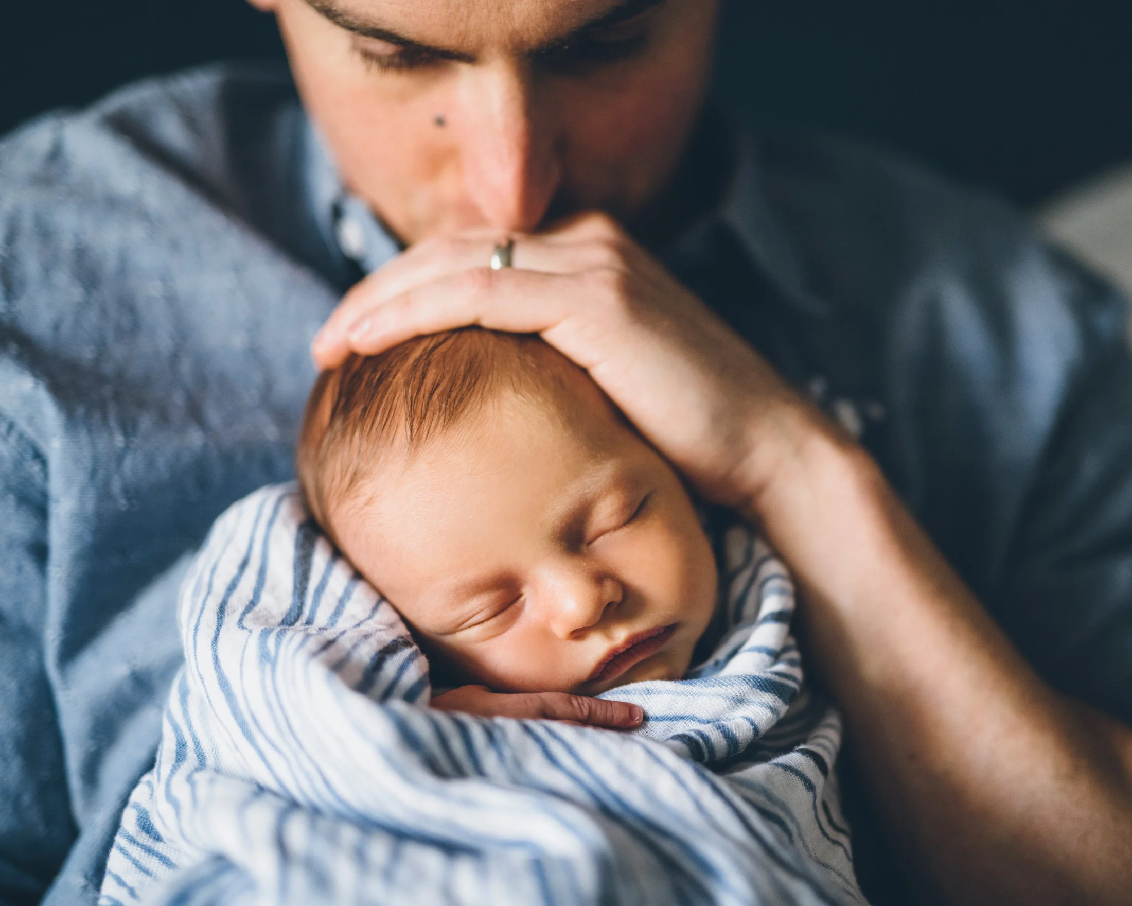 father-and-newborn-baby-during-a-lifestyle-newborn-session-in-san-francisco.jpg