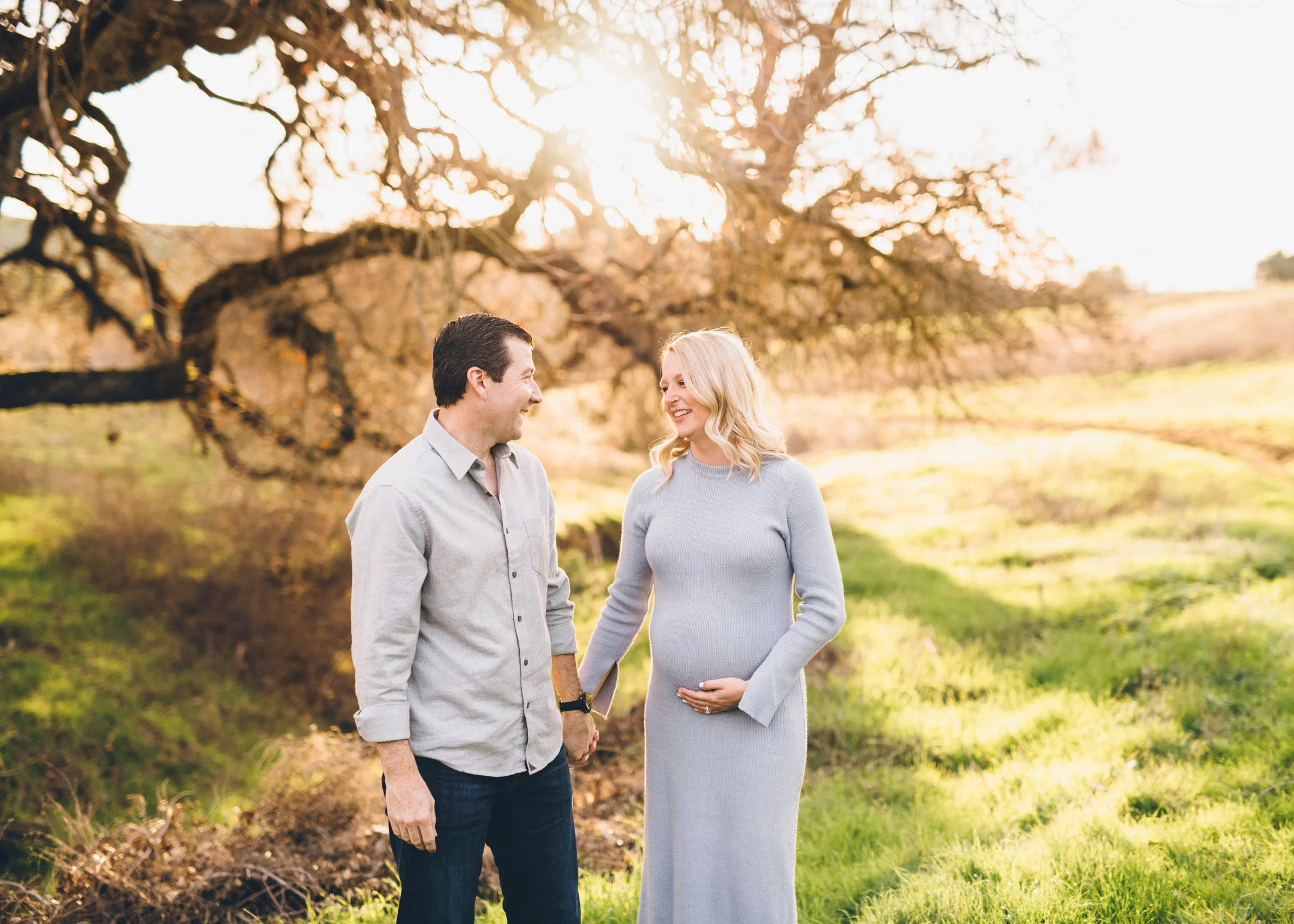 maternity-session-ideas-oak-trees-open-space.jpg