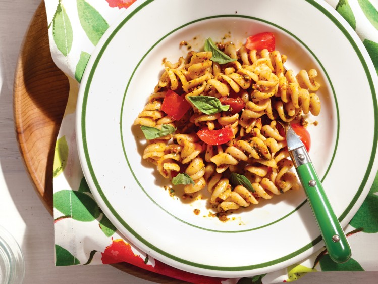 Whole wheat pasta with kale and pepper pesto