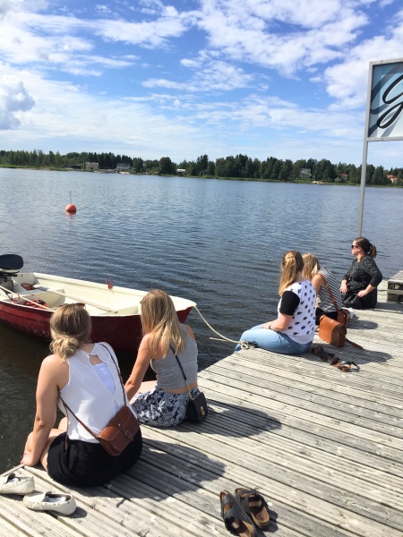 Fina brudar beundrar båtar.