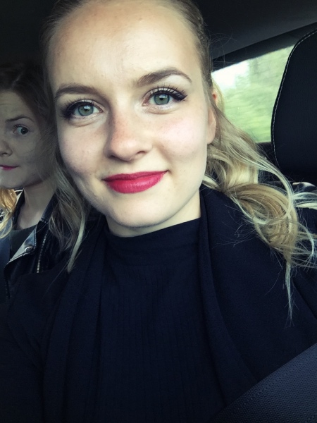 KeikkaMindy (och photobomb Ebba) i bilen på väg på gig!