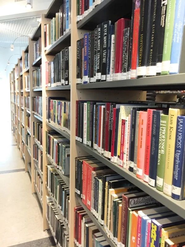 Och Finlands bibliotek. Världens bästa. Den här bilden är från Karleby Stadsbibliotek, mitt favoritbibliotek och jag är inte alls jävig!