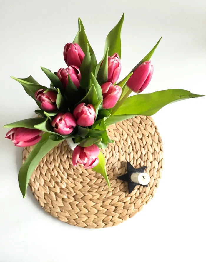 Finaste vårtecknet av finaste vännerna Lina med familj. Färska snittblommor att vila ögonen på när andra distraktioner i hemmet lätt tar överhand.