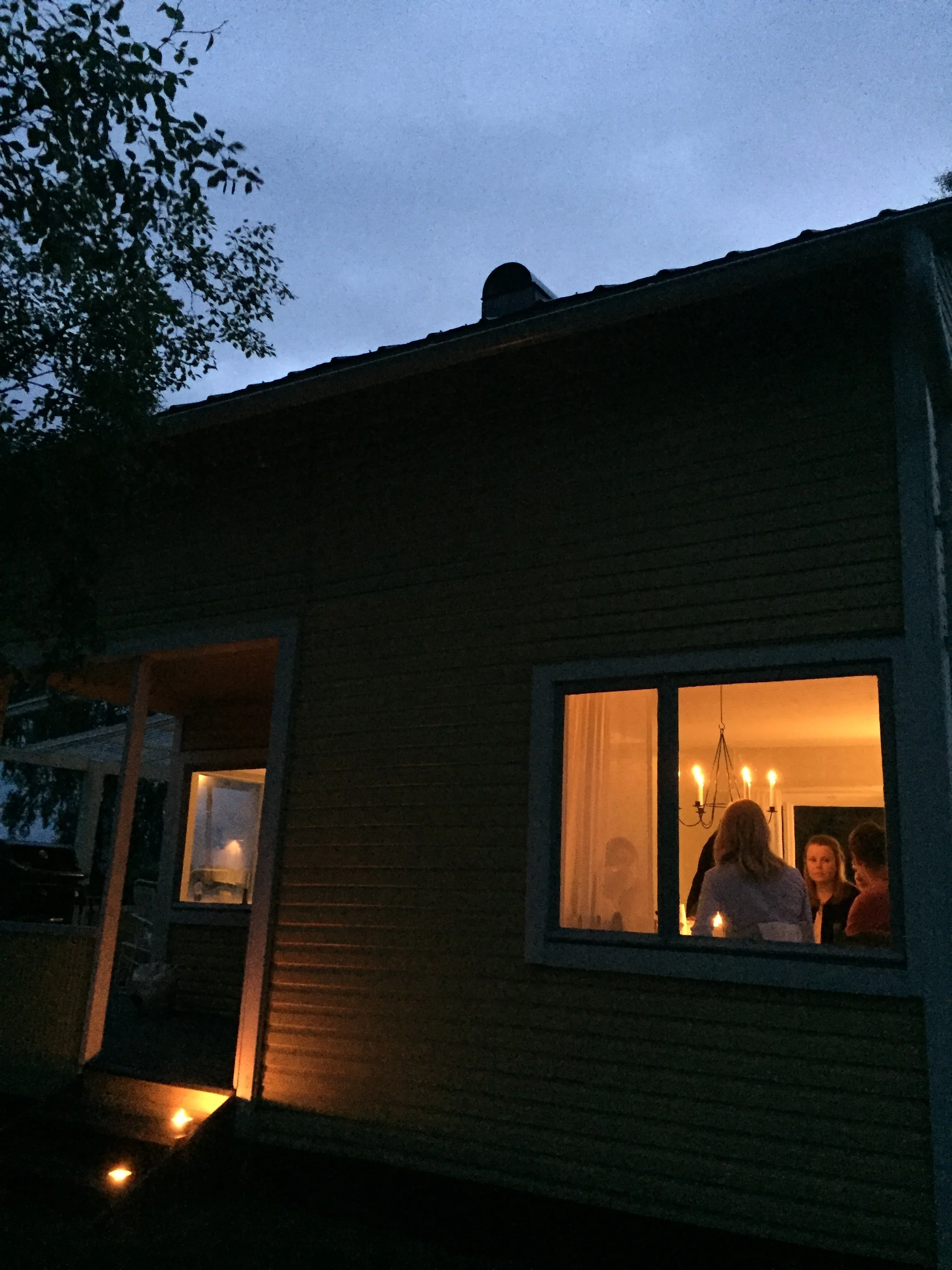 Mina stackars vänner poserar här på bloggen i ur och skur, i väldigt olika sammanhang. Aldrig är min mening att peka ut någon, och jag skulle aldrig skriva om en person som kan förknippas med en bild i bloggen. Bara så att ni vet. Anyhow; den här bilden är från en väldigt fin och konfliktfri sensommardag i fjol. Veneziaden 2017.