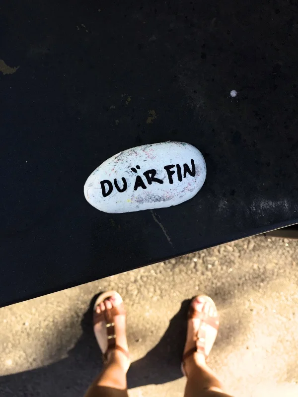 Mindre mobbning mer kärlek. Random sten på Vasas gator. Gjorde min dag.