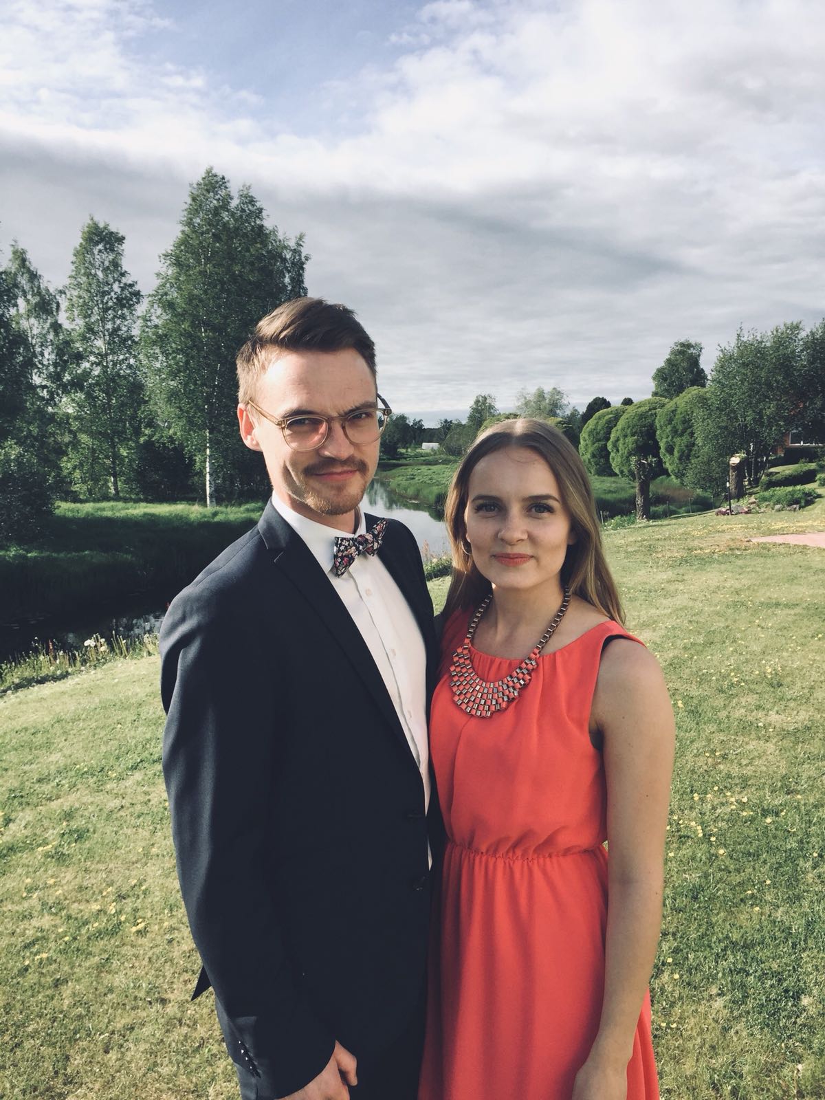Jag och min bästa vän. Vi som har jobbat sida vid sida genom hela den här processen, från gulis till magistrar. Jag är så stolt över dig — över oss!