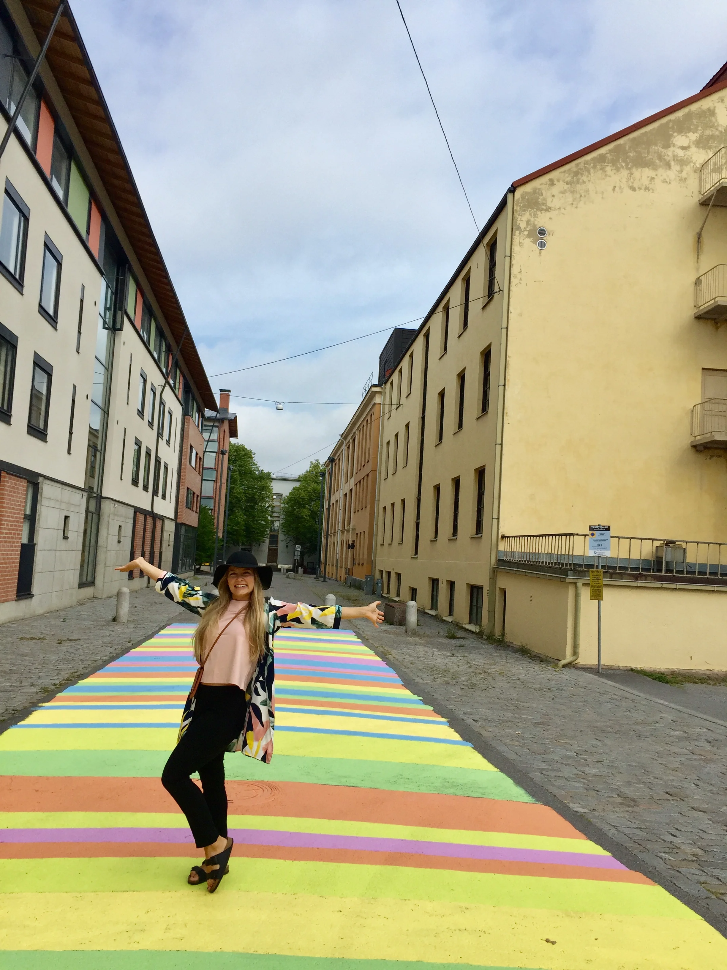 Poserar mitt på gatan - det är ju pinsamt! Hah! Inte alls!