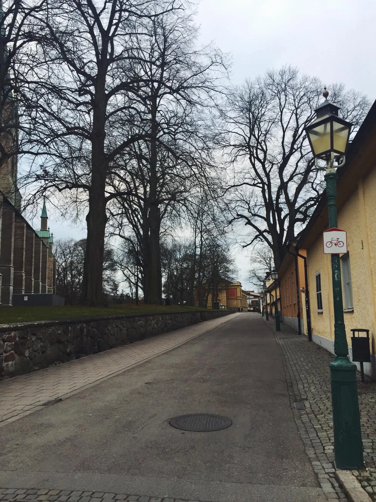 Och häftiga nya ställen får man uppleva också.