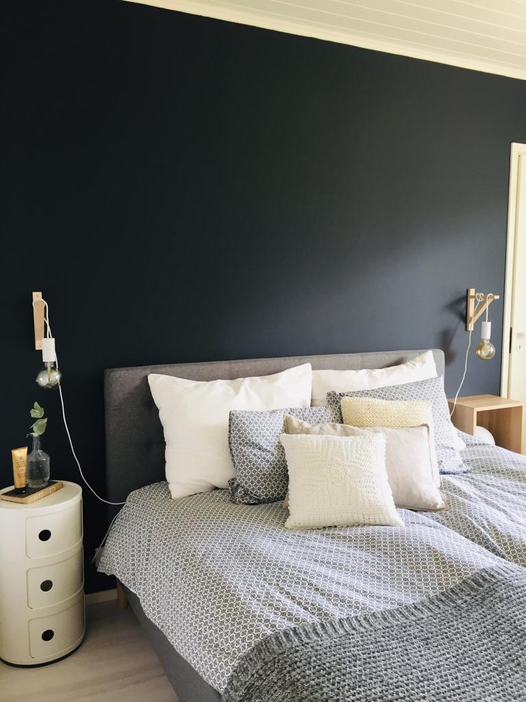 Lamporna är korskopplade — jag släcker Samuels lampa, han släcker min. Inte helt planerat eller färdigt uttänkt ännu, men vi har ganska roligt åt det!