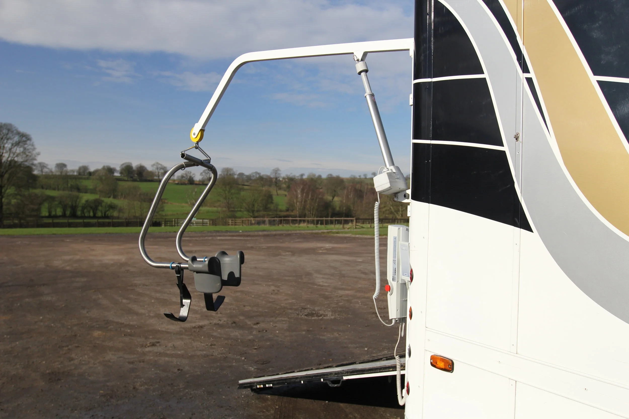 para-rider-horse-box-hoist.JPG