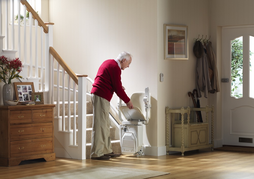 stannah-siena-260-stairlift-folding-the-seat.jpg