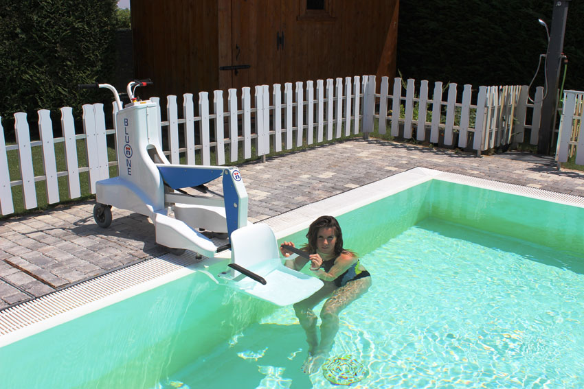 portable-pool-access-lifting-device-dolphin-mobility.jpg