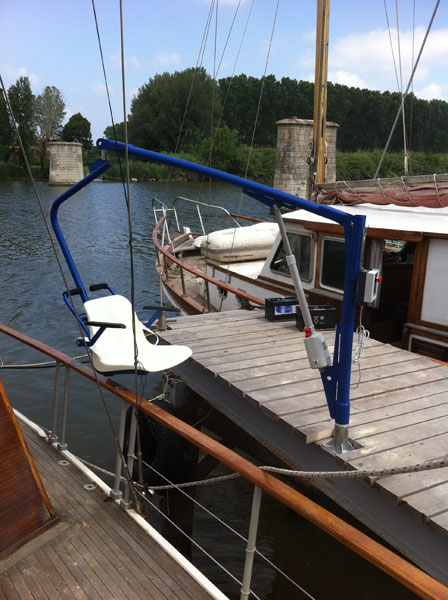 dolphin-mobility-disabled-boat-access-lifts.jpg