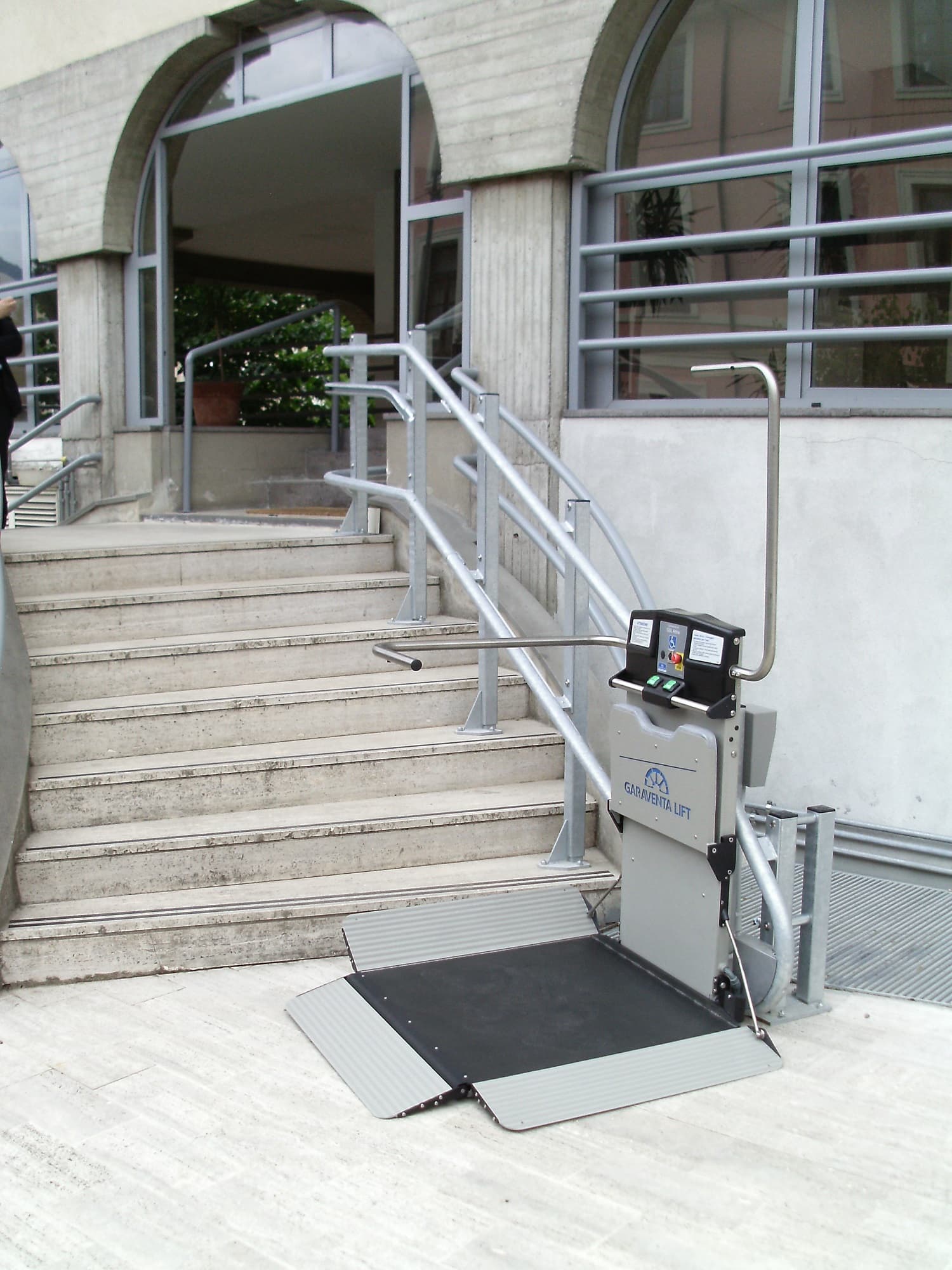 external-inclined-plaform-access-stair-lift.JPG