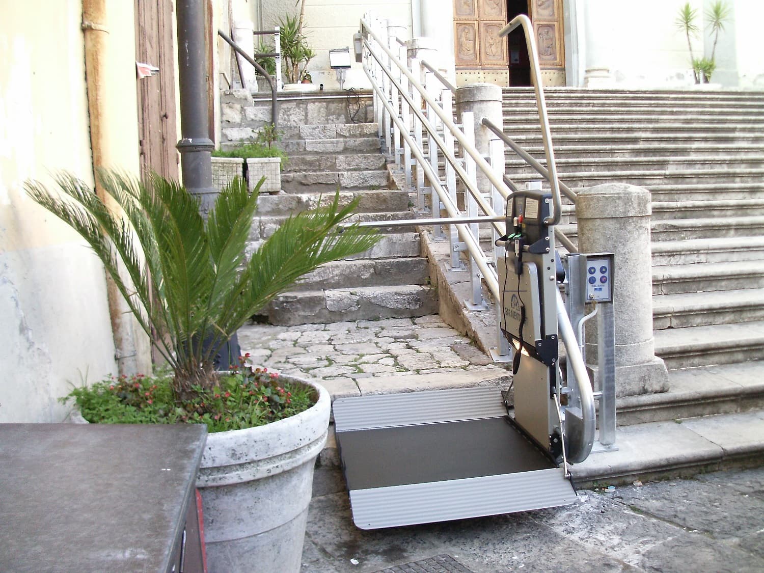 external-incline-wheelchair-access-stair-lift.JPG