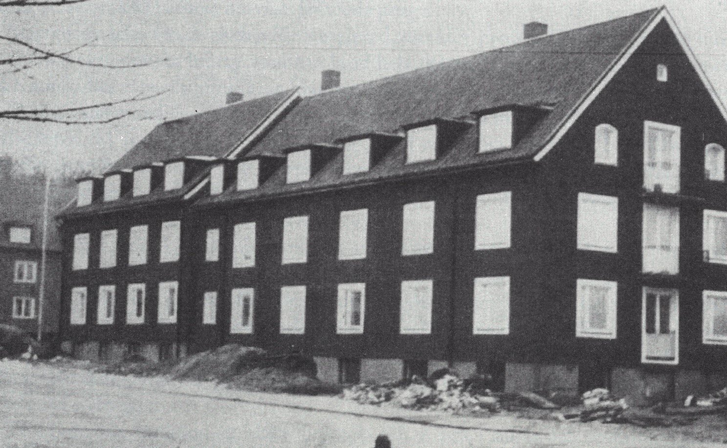  19-huset stod färdigt 1958.  Meningen var att annexet skulle påminna om en ladugård, då Västgötagården 17 utgjorde boningshuset.  