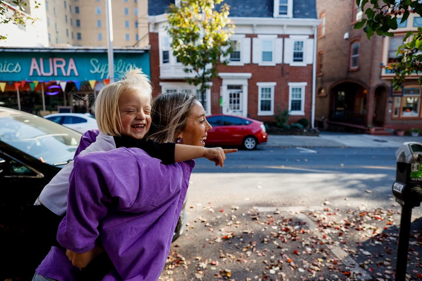 Sometimes piggy back rides are just for fun. But sometimes they&rsquo;re out of necessity. Raise your hand if you have a kid that&rsquo;s a runner⁣ 🙋🏼&zwj;♀️ (Swipe to see little man in action). ⁣
⁣⁣⁣
⁣⁣⁣
#documentaryfamilyphotography #deeplyauthen