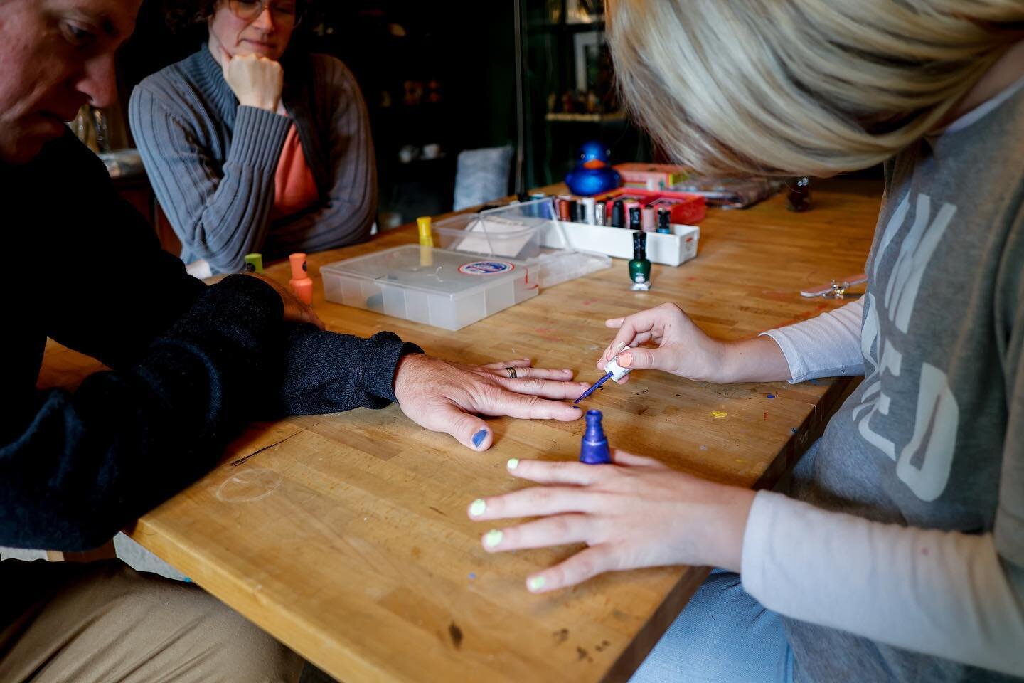 I love watching parents explore their child&rsquo;s interests with them. I was honored to be there to capture this dad&rsquo;s first manicure! 💅⁣
⁣⁣
⁣⁣
#documentaryfamilyphotography #deeplyauthentic #lifewellcaptured #docu100 #thebeautifulreal #lett