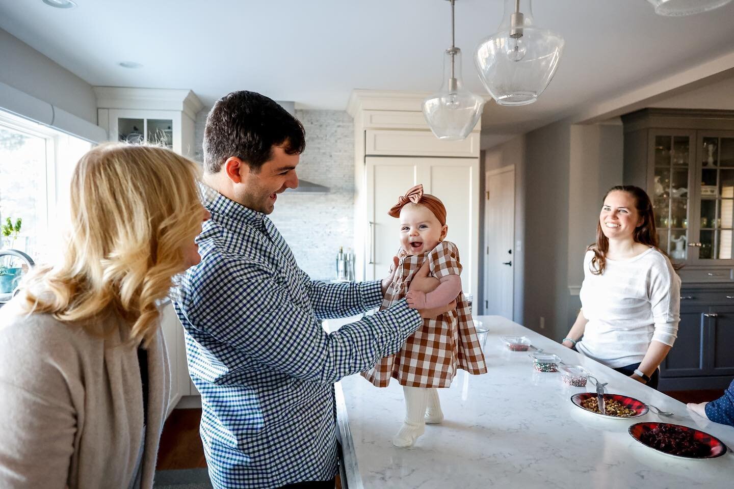 Just an adorable baby from this in-home session to brighten up your Monday! 🏡💖