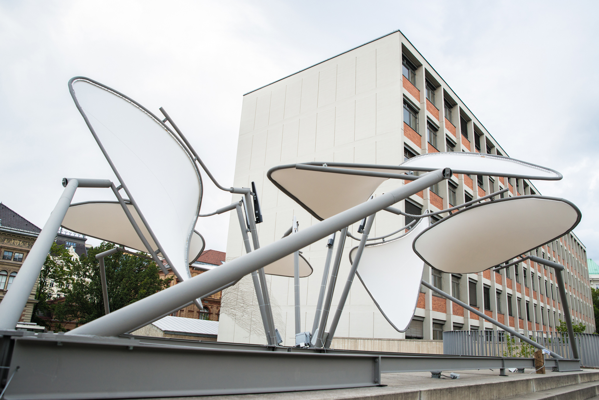 During the last phase of the one-year project cycle the studio has been employed for the first time with the concrete realization of a students developed kinetic prototype in scale 1: 1. The further investigation of the architectural morphological potential was therefore the exploration necessary for the implementation of resources and limitations that off the digital prototype and to the narrow, focus of development. 