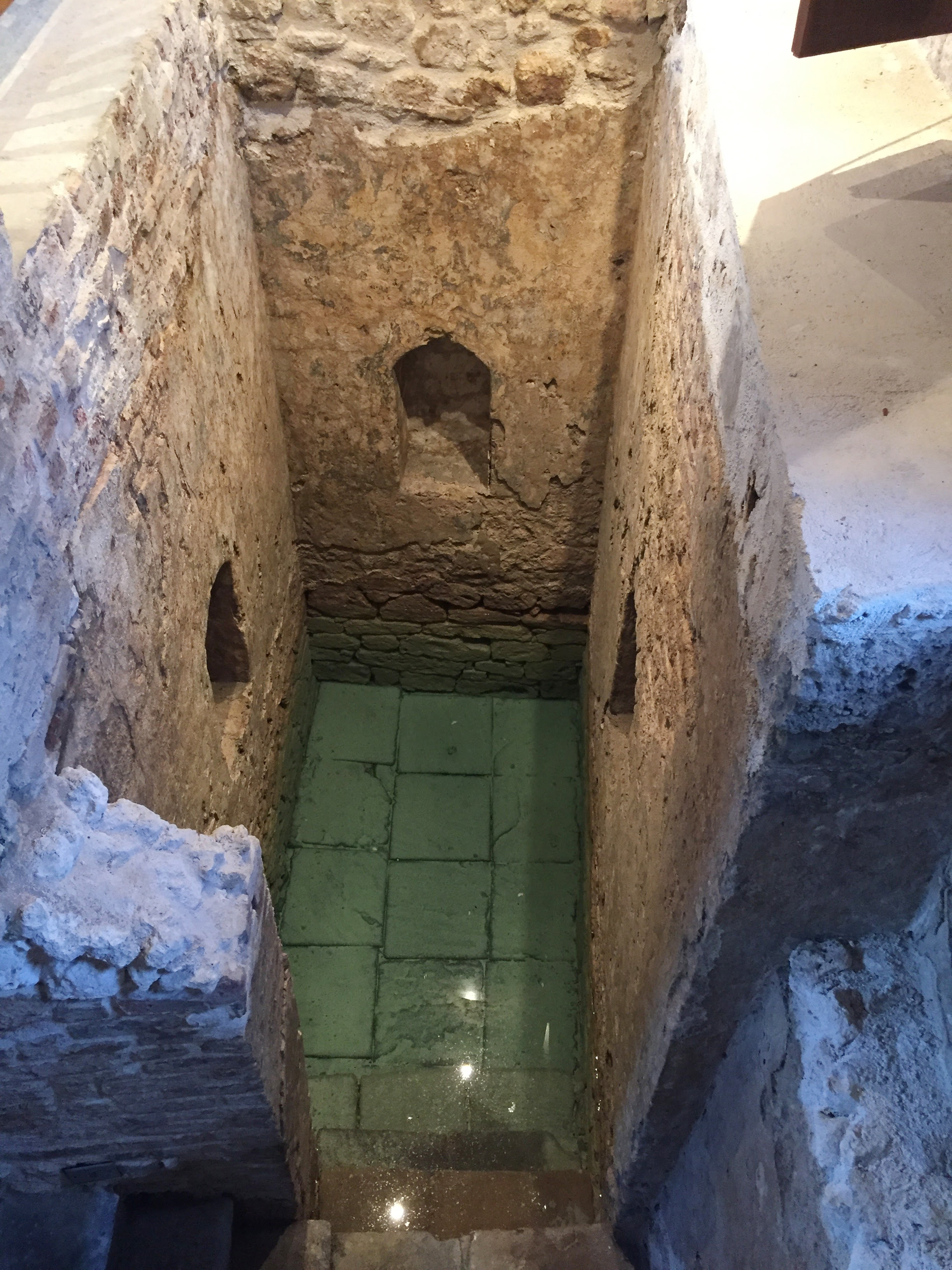 Mikvah interior 2.jpg