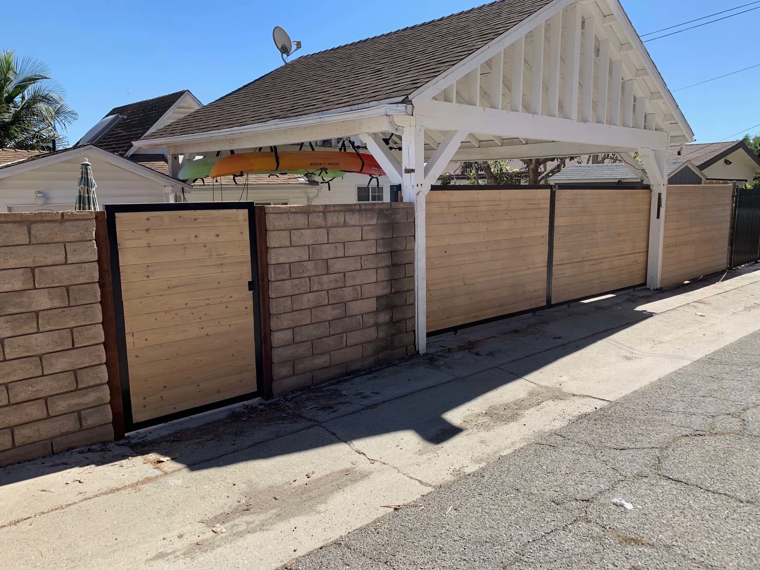 Los Angeles Fence Builders Driveway Gate.jpeg