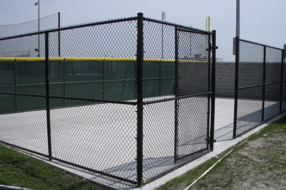 Black+Vinyl+Coated+Chain+Link+Fence+-+Los+Angeles+Fence+Builders.jpg