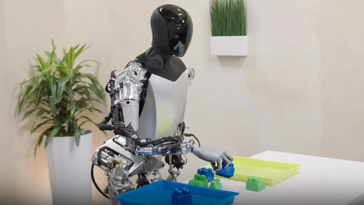 Tesla Robot Has Better Balance and Is Able to Sort Objects