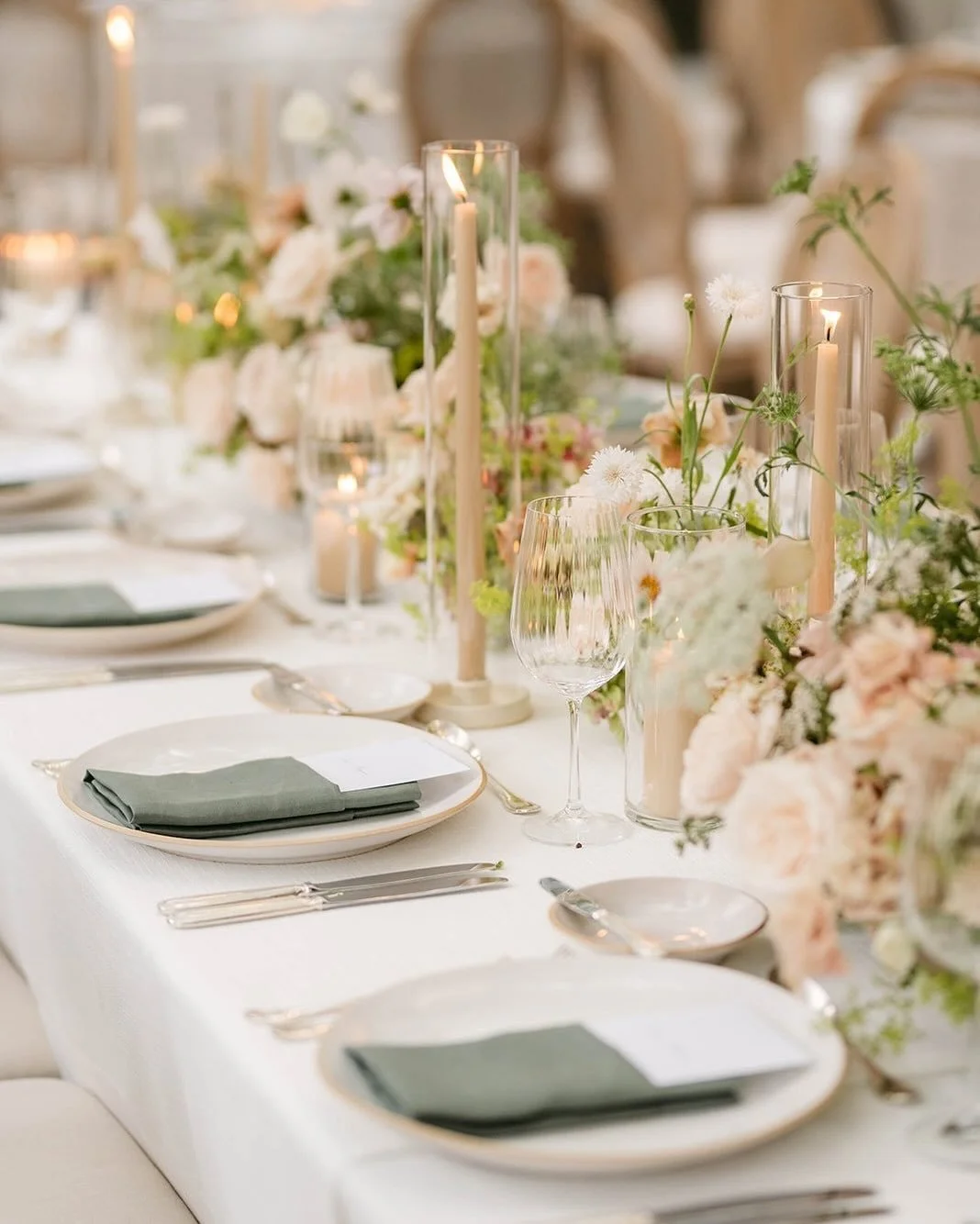 A serene moment before guests arrive

@blushandbowties @515photoco @kenilworthfloral @graydonhallmanor @pinkpeonypress