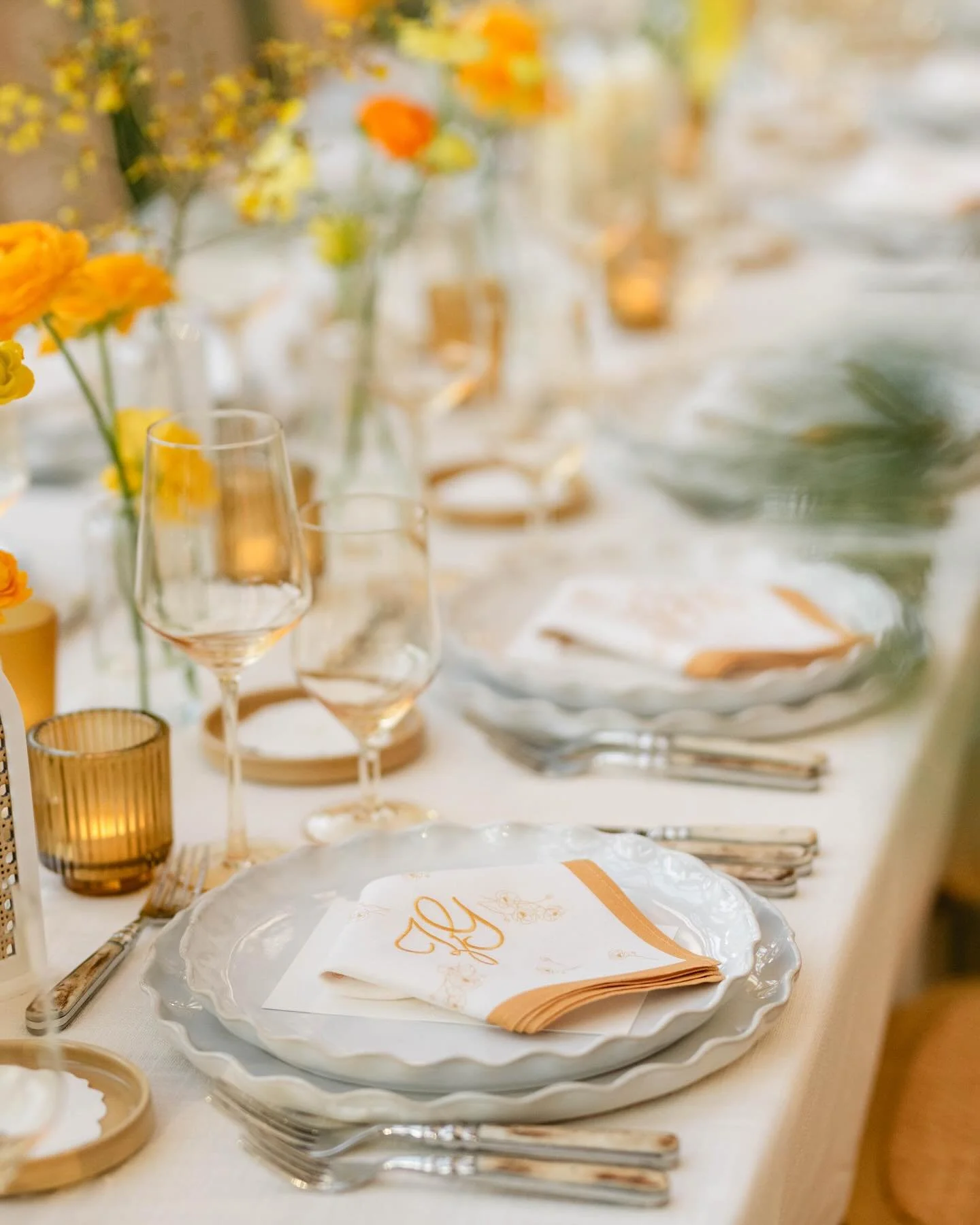 Truly a favourite, beautiful setting featuring our Mara Dinnerware, Yellow Esme Glassware and Maxwell Flatware.

@melissabaum @515photoco @kenilworthfloral @ago_events
