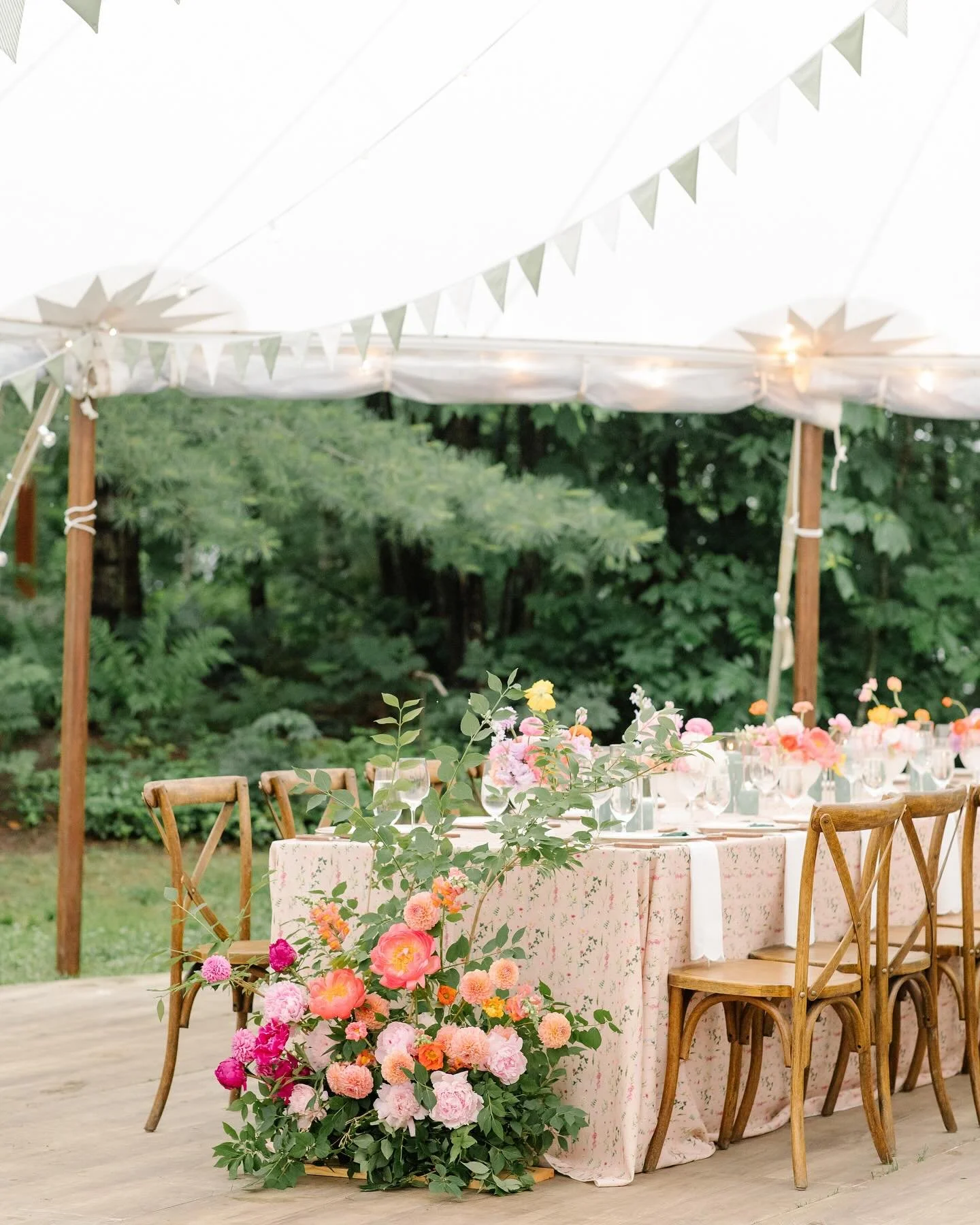 Soft, fresh, and full of colour!  Our Boca Floral Linens bringing the summer vibes to this Muskoka Wedding.
@melissadipasqualephoto @ashleypigottevents @threebirdsflowerfarm