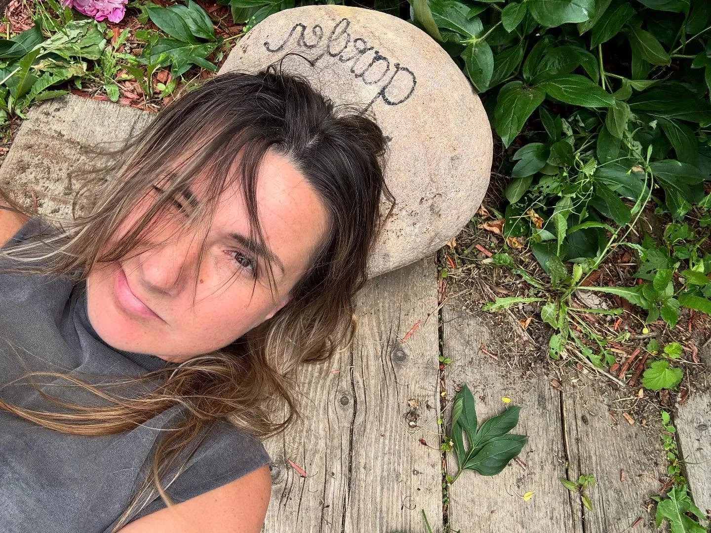 Me and the rock I&rsquo;ve been living under. So many things have been happening, I&rsquo;ll catch up I promise. ❤️

#lifebebusy #newmusiccomingsoon #sorrynotsorry #cynthiahamar #singersongwriter