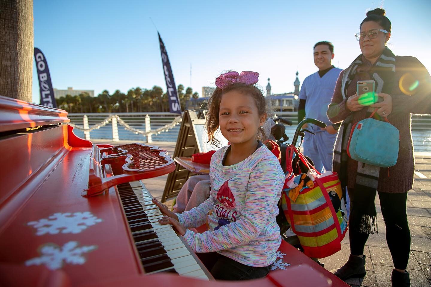 NEXT WEEK: #FourthFridayTPA takes @wintervillagetampa ❄️

Come see @rojotheartist LIVE paint our #WinterVillageTampa piano, check out #TampasDowntown arts and culture scene and rock your best Ugly Christmas Sweater 🎄

See you November 26th!!