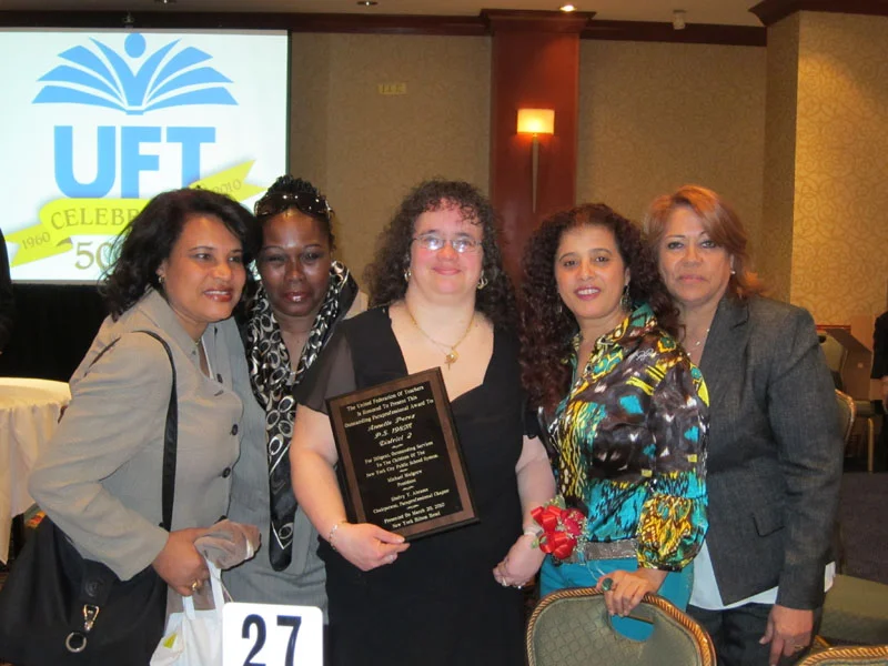 Author Annette Peréz receives UFT Paraprofessional Award