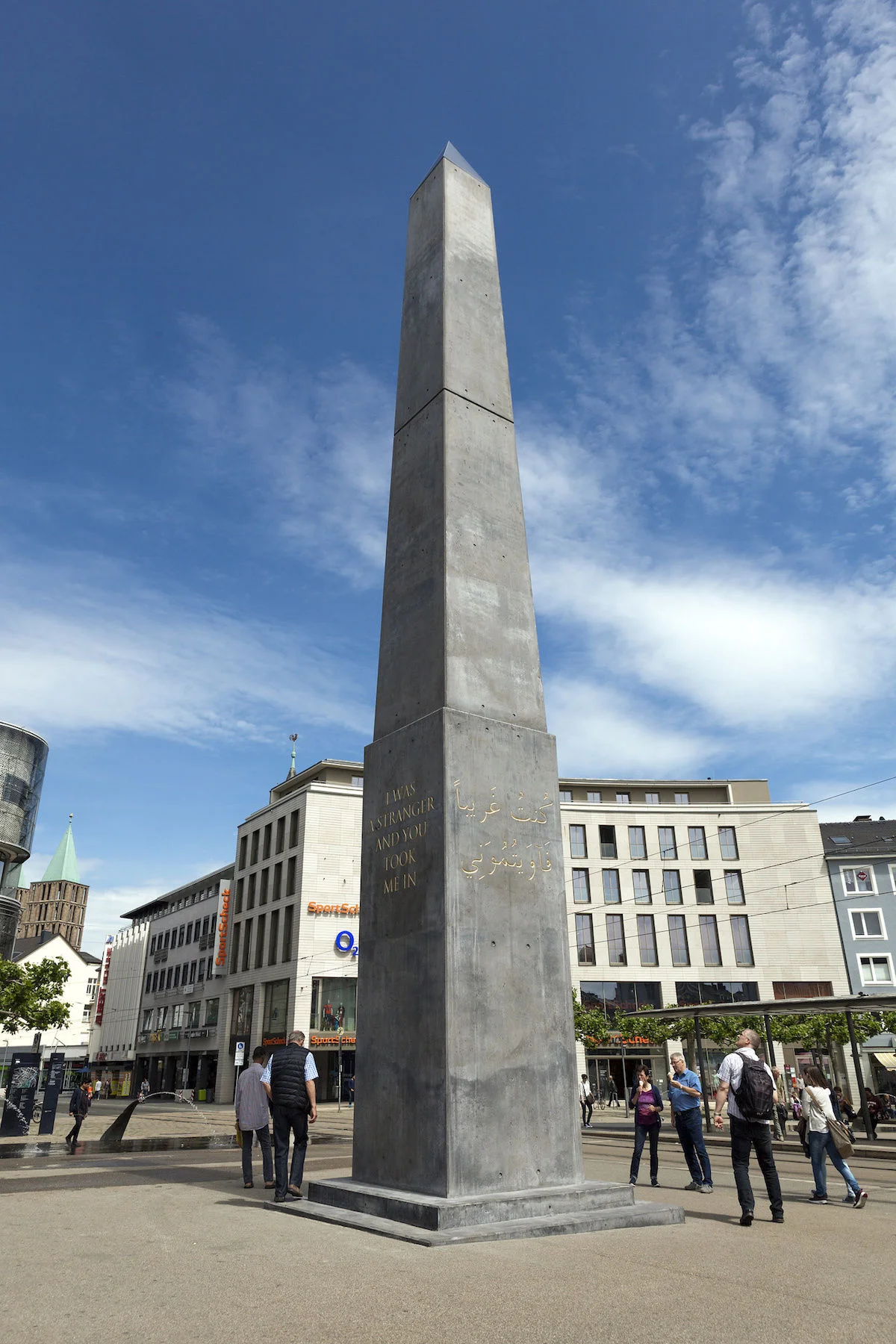 Olu Oguibe, Das Fremdlinge und Flüchtlinge Monument ( Monument for Strangers and Refugees ), (2017). Photo by Michael Nast.