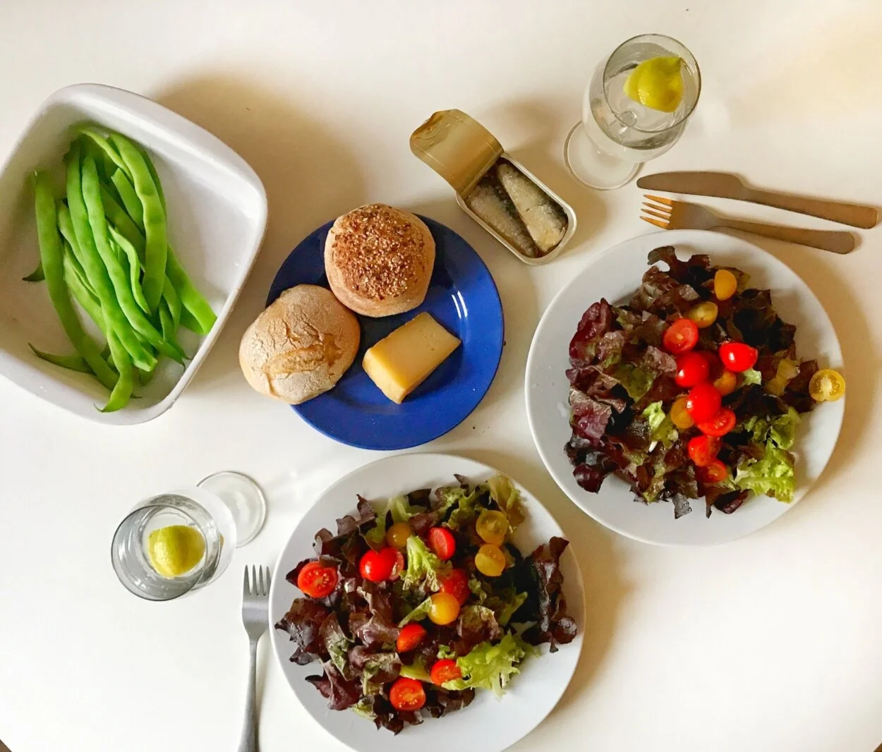 How To Eat Healthily and Save Money While Traveling