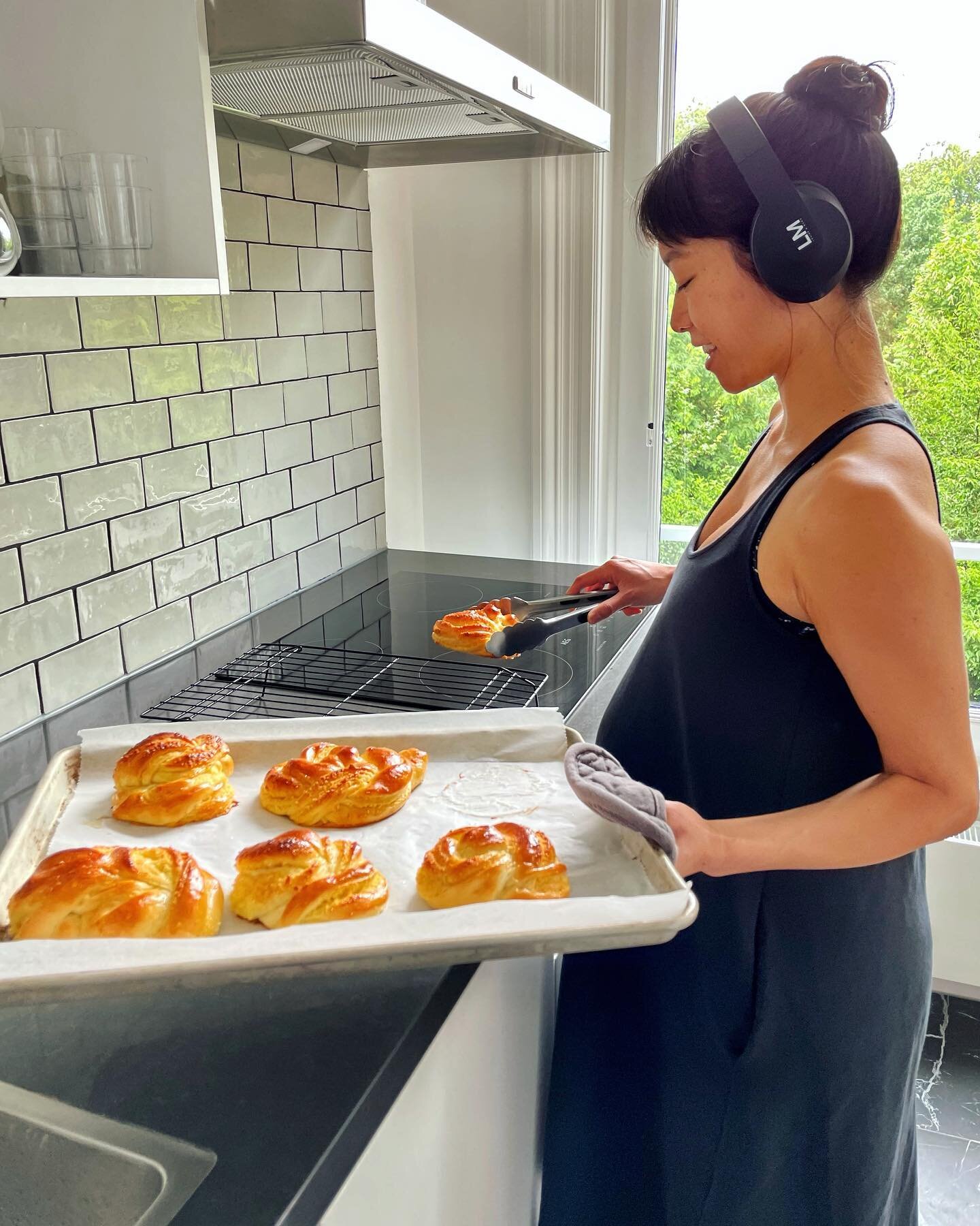 What my days have been looking like as I patiently wait to meet the human in my belly - baking, cooking, and listening to all things baby and postpartum related. 

@louisevmann LM4 noise canceling bluetooth headphones makes moving around the kitchen 