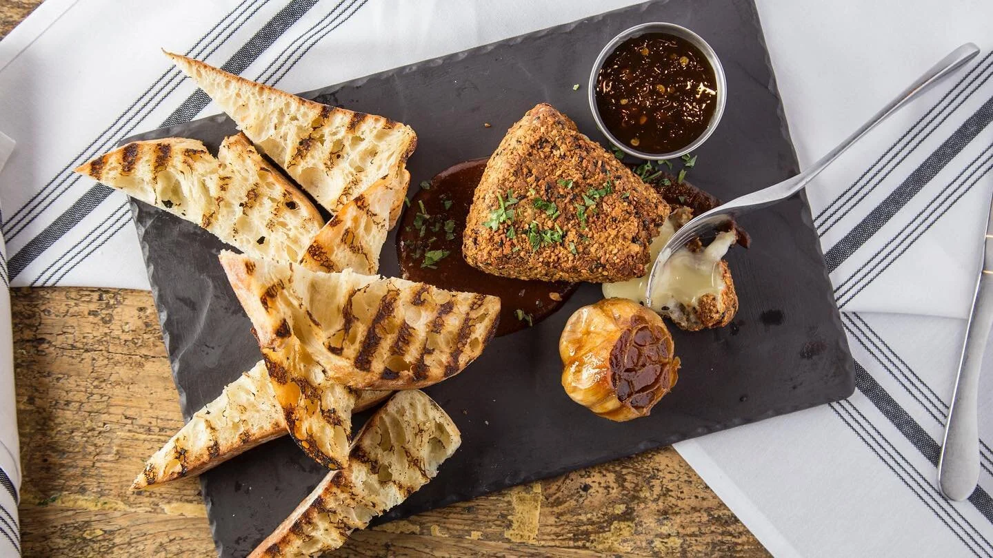 Pipian Crusted Brie 📸

&ldquo;the best part about food photography is getting to try delicious foods&rdquo;

&ldquo;lo mejor de fotografiar platillos para restaurantes es poder probar deliciosa comida&rdquo;

#foodphotography #foodphotographer #food
