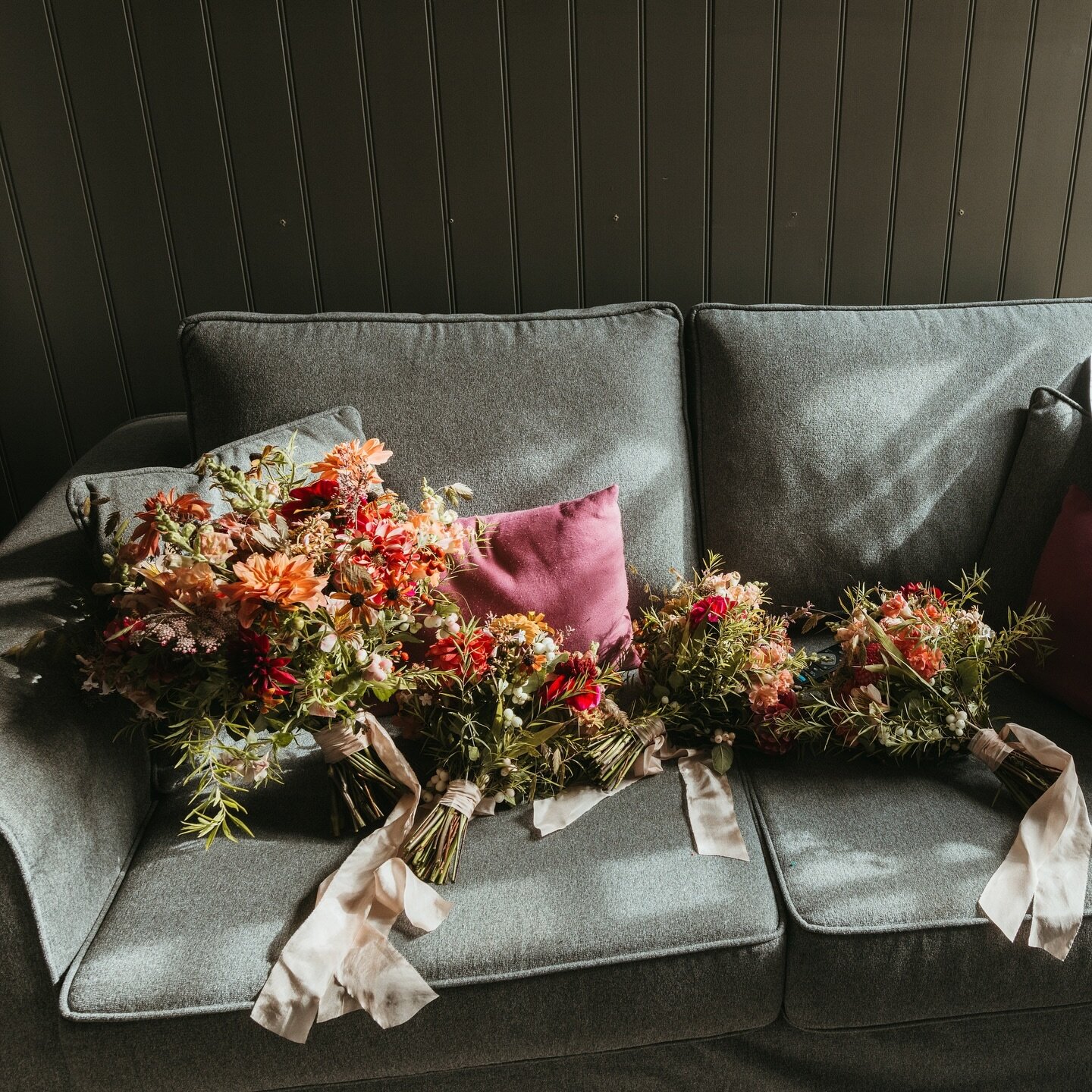 BOUQUET TIPS //
Here&rsquo;s 3 bits of advice to help you get the best from your wedding bouquet 💐 

1. Nothing will affect your bouquet faster than heat and humidity.&nbsp; If possible, keep your bouquet in a cool, air-conditioned room until you ha